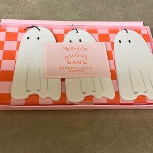 Fabulous ghost banner!  Adorable, breakable, nice weight and quality.  6’long.
